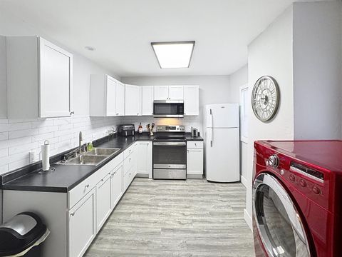 Tiny photo for 1518 W 2nd St Street, Davenport, IA 52802 (MLS # 100000298)