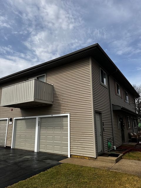 Tiny photo for 2S739 Winchester Circle #4, Warrenville, IL 60555 (MLS # 12585826)