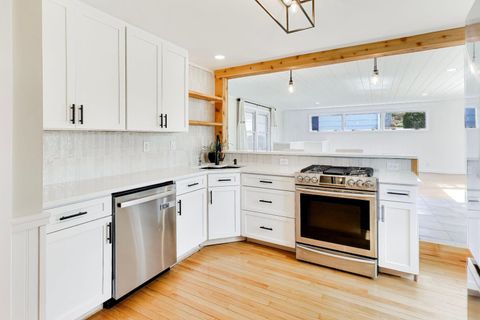 Tiny photo for 916 S 6th Avenue, St. Charles, IL 60174 (MLS # 12574291)