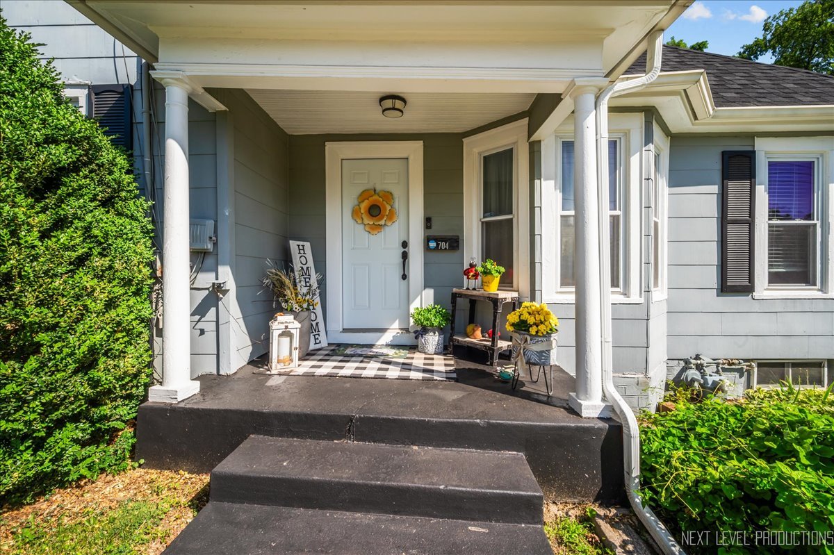 704 CEDAR Avenue