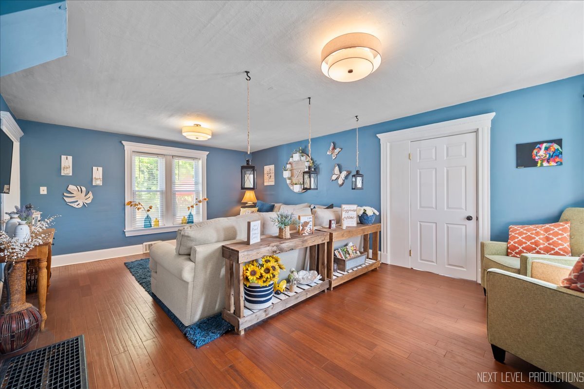 704 CEDAR Avenue