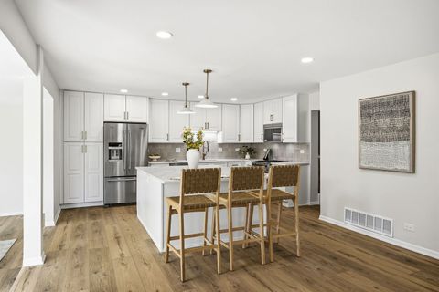 Tiny photo for 76 Whittington Course, St. Charles, IL 60174 (MLS # 12627454)
