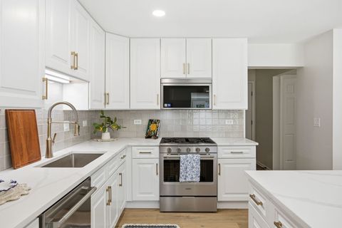 Tiny photo for 76 Whittington Course, St. Charles, IL 60174 (MLS # 12627454)