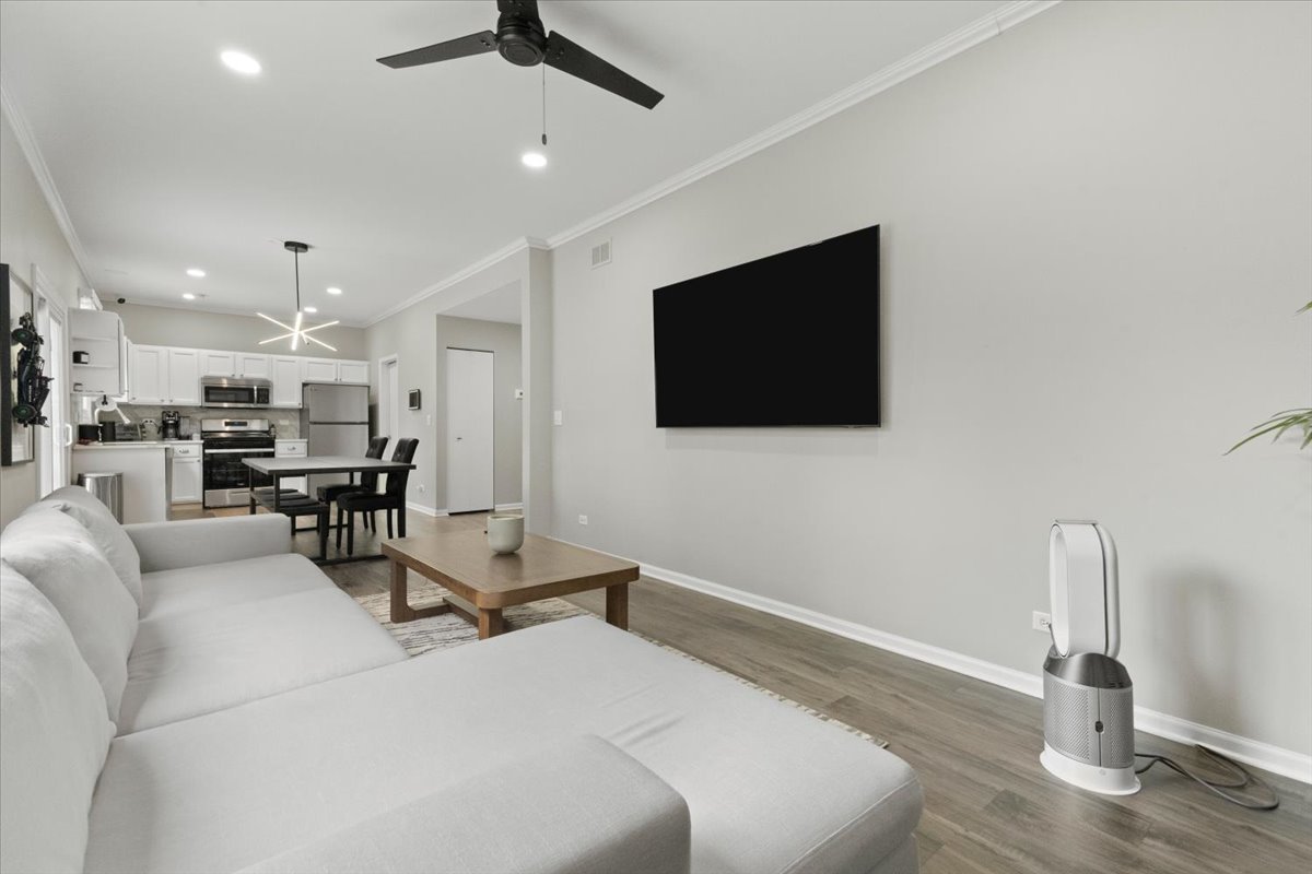 390 E QUAKER HOLLOW Lane