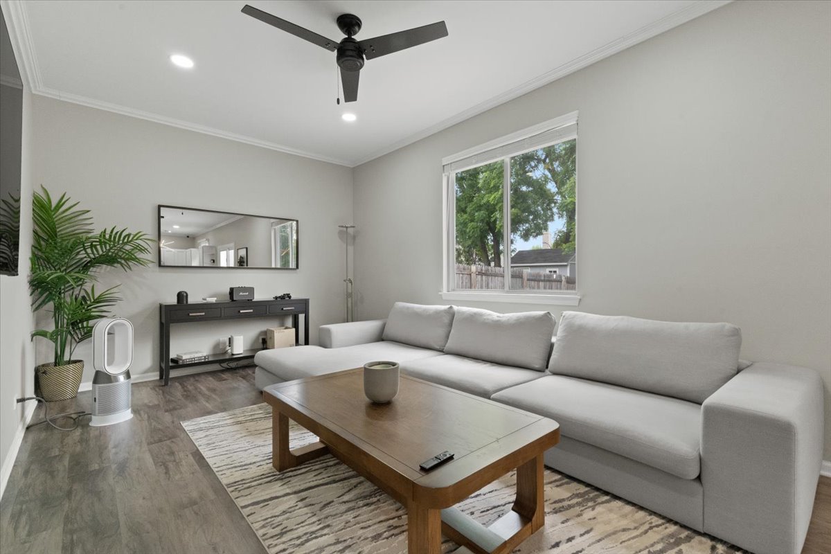 390 E QUAKER HOLLOW Lane