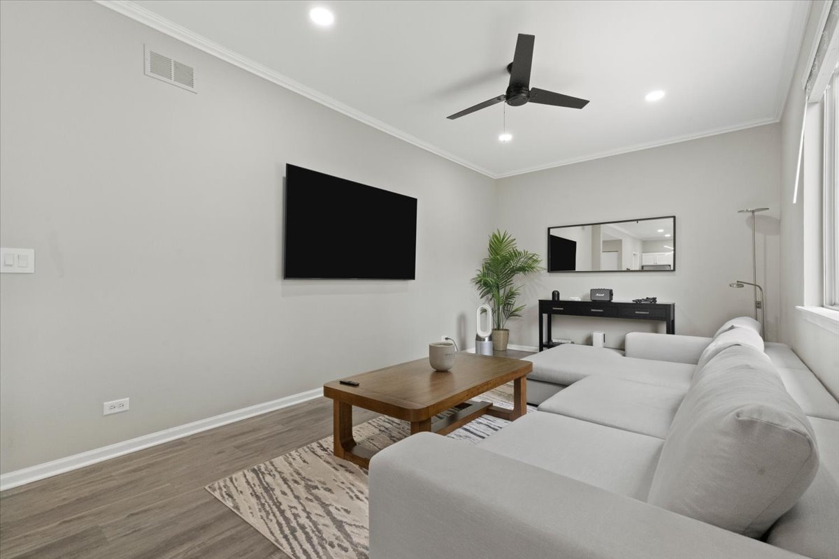 390 E QUAKER HOLLOW Lane