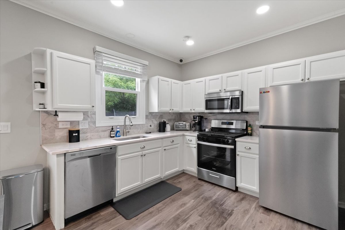 390 E QUAKER HOLLOW Lane