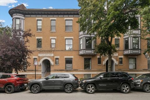 Photo of 854 W CORNELIA Avenue #302, Chicago, IL 60657 (MLS # 12479251)
