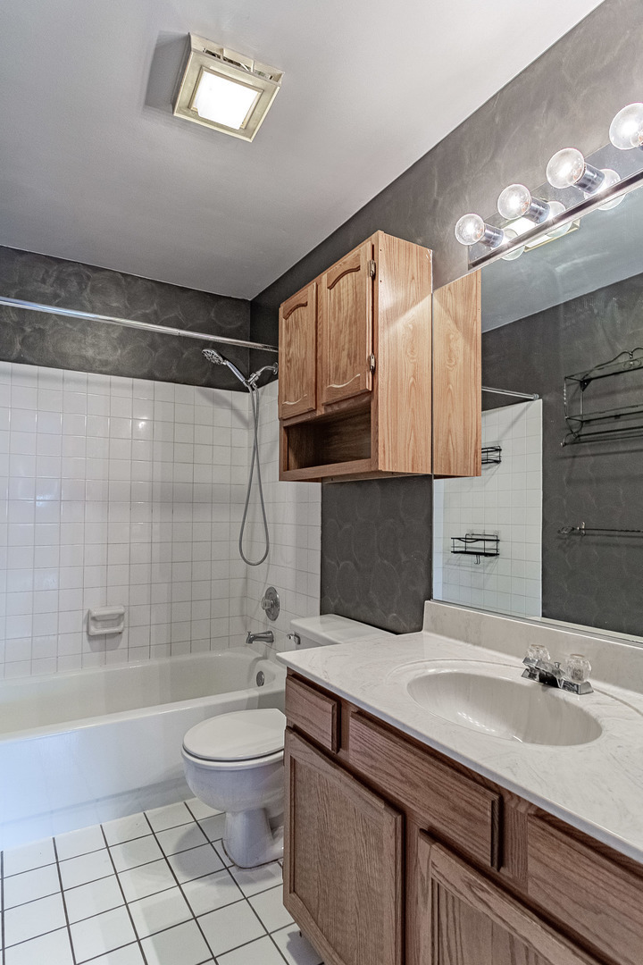 Carol Stream, Illinois 60188, United States, 2 Bedrooms Bedrooms, ,2 BathroomsBathrooms,Residential,Active,222041