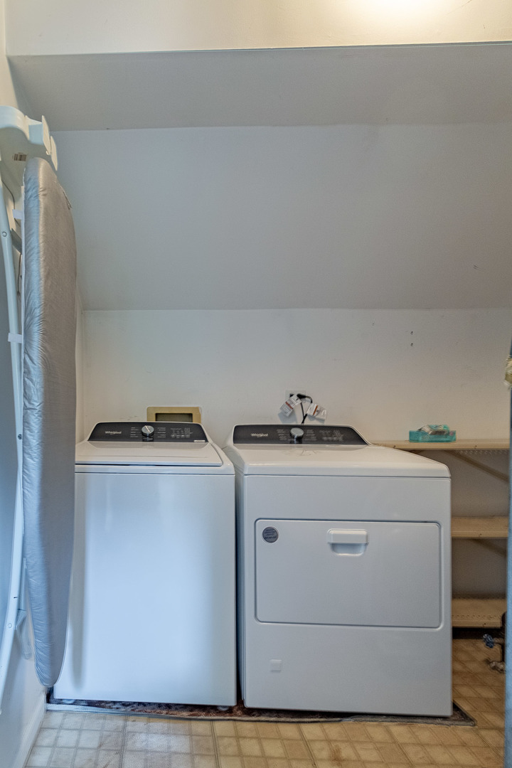 Carol Stream, Illinois 60188, United States, 2 Bedrooms Bedrooms, ,2 BathroomsBathrooms,Residential,Active,222041