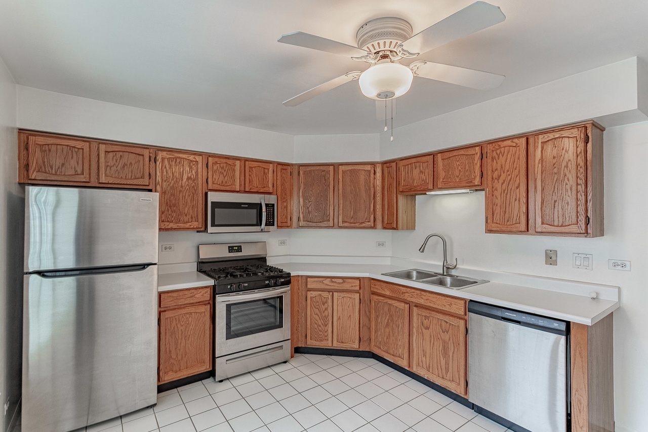 Carol Stream, Illinois 60188, United States, 2 Bedrooms Bedrooms, ,2 BathroomsBathrooms,Residential,Active,222041