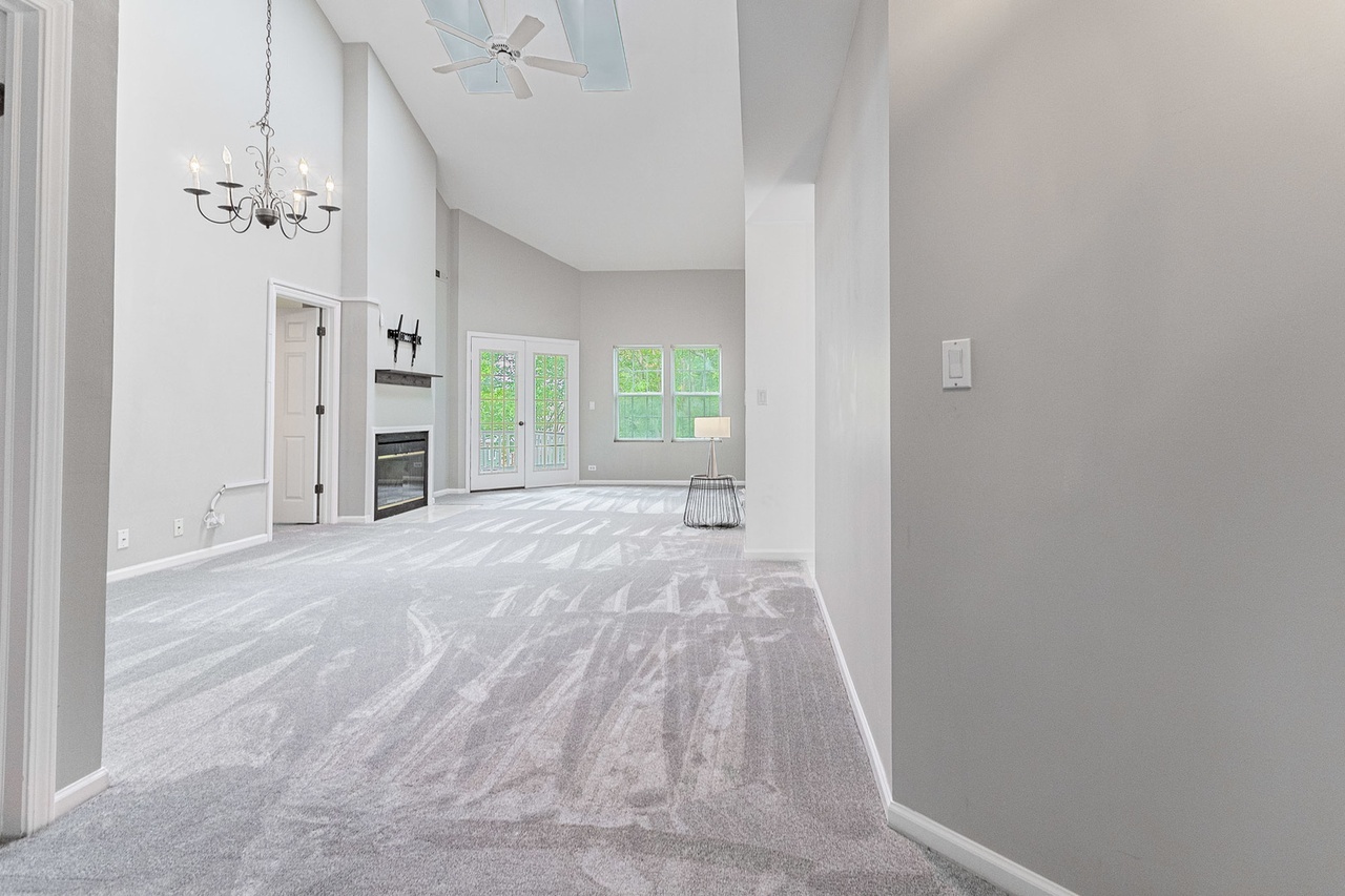 Carol Stream, Illinois 60188, United States, 2 Bedrooms Bedrooms, ,2 BathroomsBathrooms,Residential,Active,222041