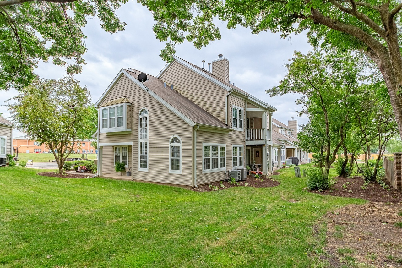 Carol Stream, Illinois 60188, United States, 2 Bedrooms Bedrooms, ,2 BathroomsBathrooms,Residential,Active,222041