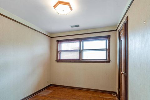 Tiny photo for 7030 N Crawford Avenue N, Lincolnwood, IL 60712 (MLS # 12601383)