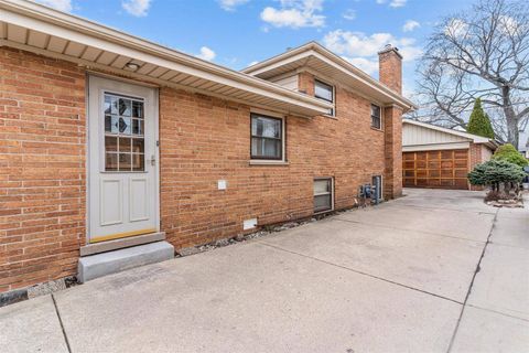 Tiny photo for 7030 N Crawford Avenue N, Lincolnwood, IL 60712 (MLS # 12601383)