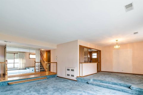 Tiny photo for 7030 N Crawford Avenue N, Lincolnwood, IL 60712 (MLS # 12601383)