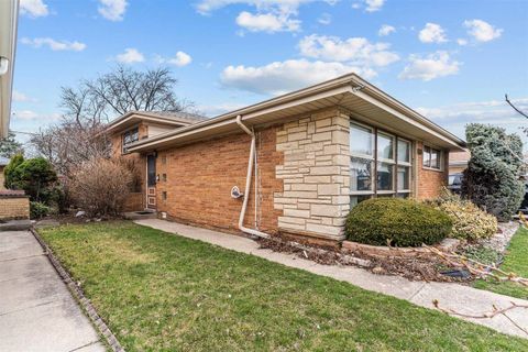 Tiny photo for 7030 N Crawford Avenue N, Lincolnwood, IL 60712 (MLS # 12601383)