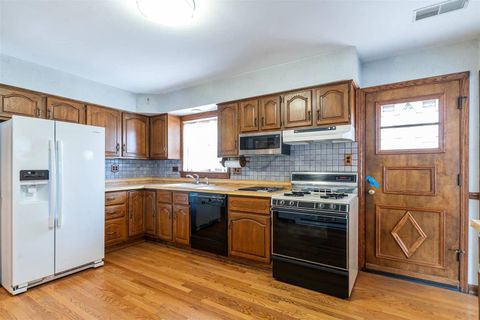 Tiny photo for 7030 N Crawford Avenue N, Lincolnwood, IL 60712 (MLS # 12601383)