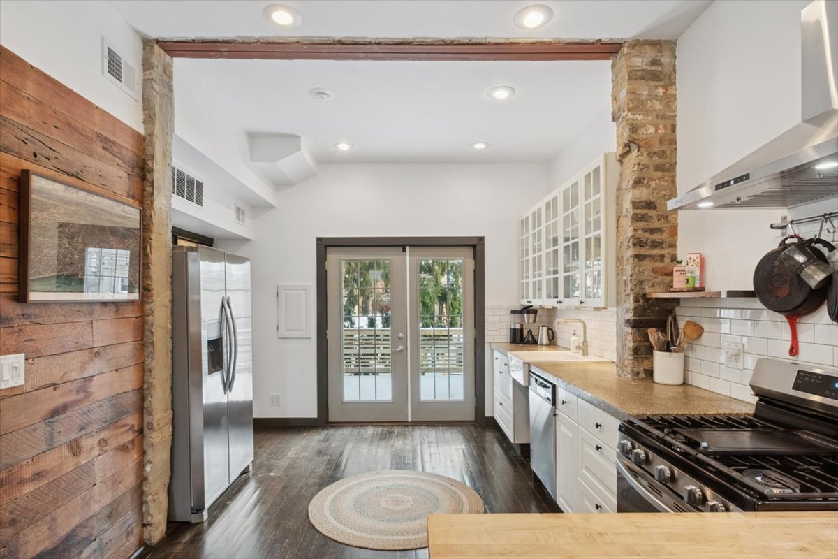 1011 N MOZART Street