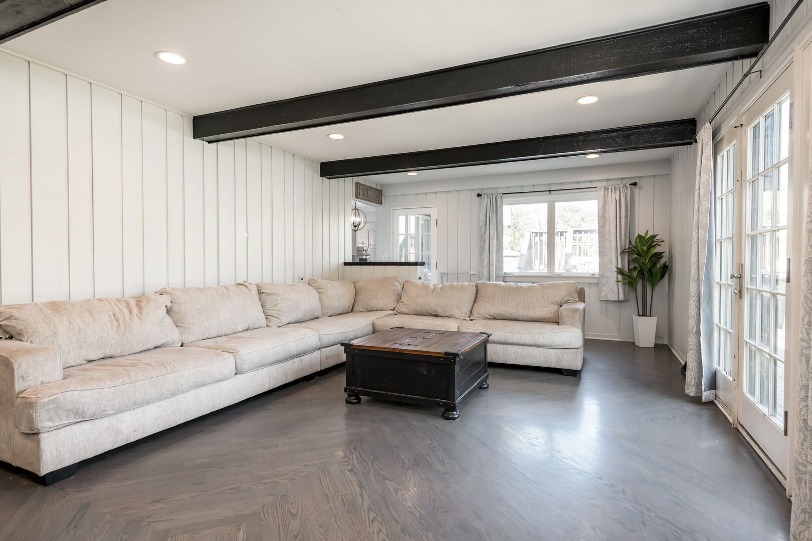 Elmhurst, Illinois 60126, United States, 5 Bedrooms Bedrooms, ,4 BathroomsBathrooms,Residential,Active,244308