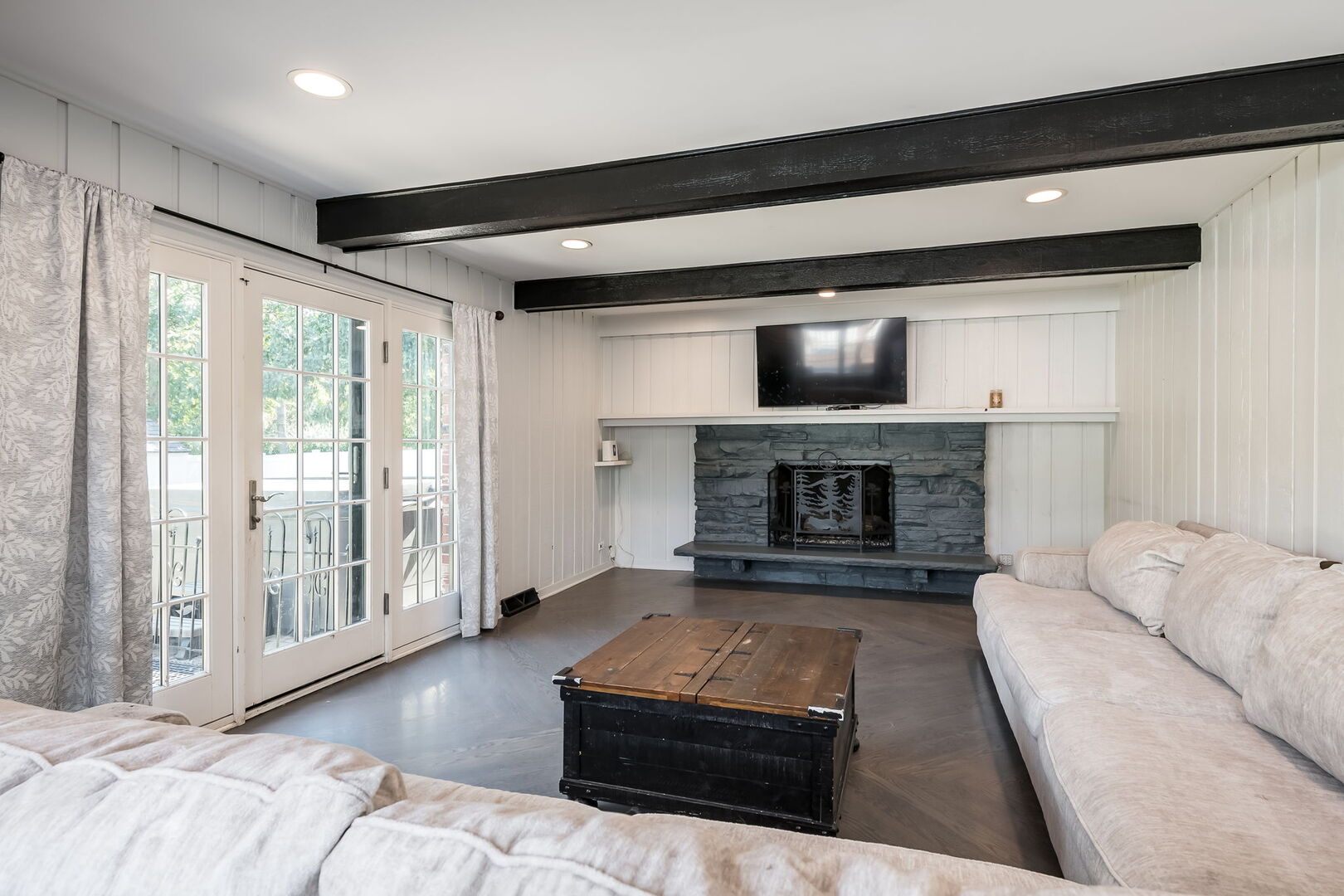 Elmhurst, Illinois 60126, United States, 5 Bedrooms Bedrooms, ,4 BathroomsBathrooms,Residential,Active,244308