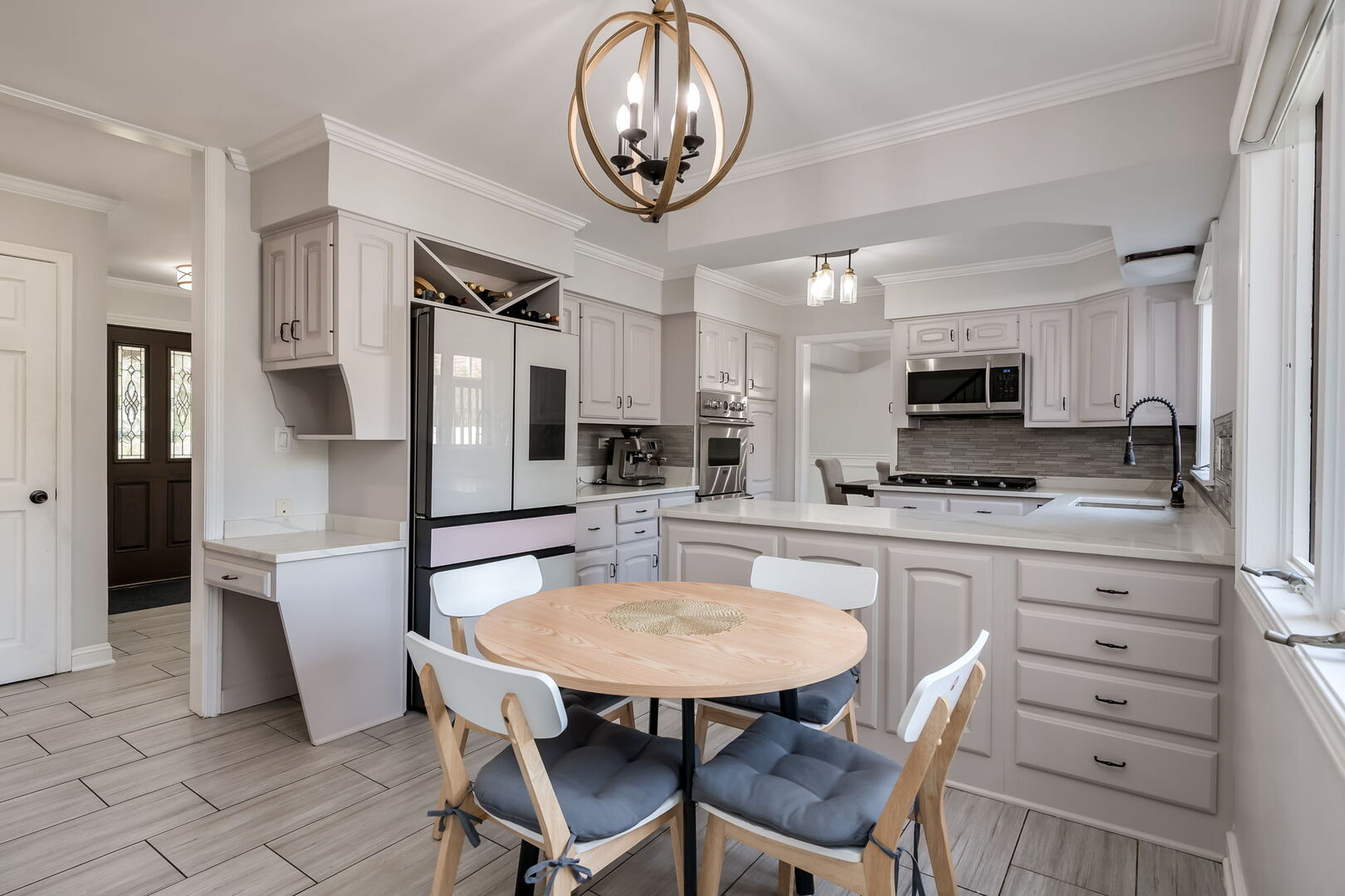 Elmhurst, Illinois 60126, United States, 5 Bedrooms Bedrooms, ,4 BathroomsBathrooms,Residential,Active,244308