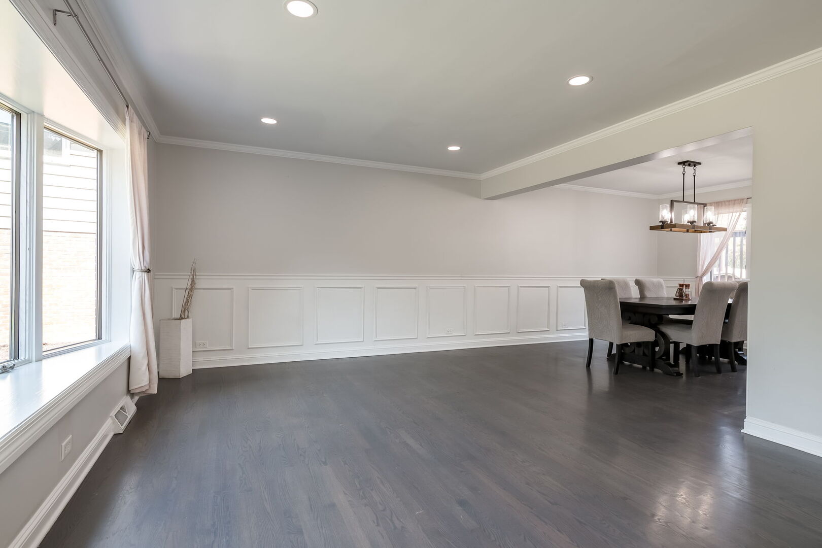 Elmhurst, Illinois 60126, United States, 5 Bedrooms Bedrooms, ,4 BathroomsBathrooms,Residential,Active,244308