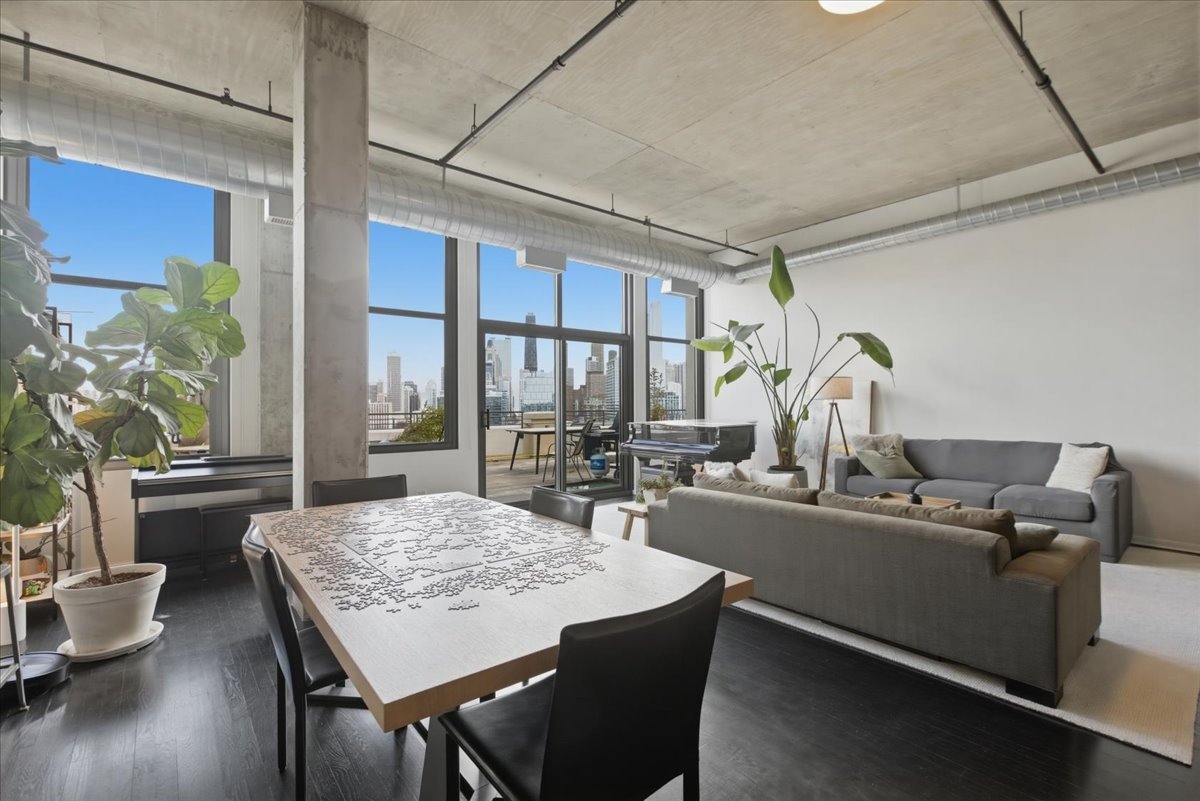 900 N KINGSBURY Street 1166