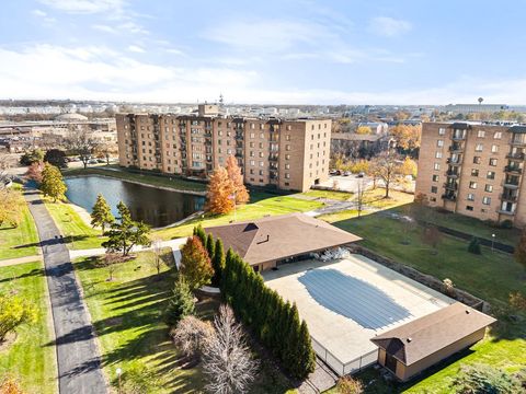 Tiny photo for 1777 W CRYSTAL Lane #205, Mount Prospect, IL 60056 (MLS # 12517361)