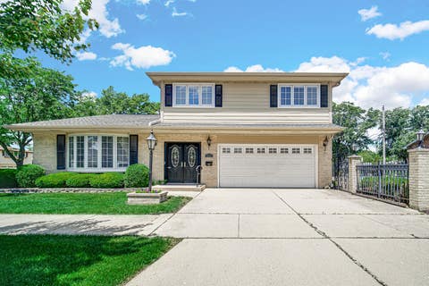 Photo of 495 E Park Manor Court, Elmhurst, IL 60126 (MLS # 12732247)