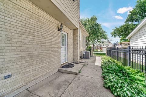 Tiny photo for 495 E Park Manor Court, Elmhurst, IL 60126 (MLS # 12732247)