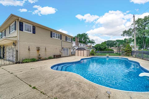 Tiny photo for 495 E Park Manor Court, Elmhurst, IL 60126 (MLS # 12732247)