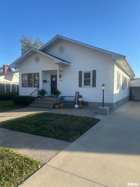 Tiny photo for 2125 DEWEY Street, Murphysboro, IL 62966 (MLS # EB460390)