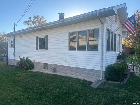 Tiny photo for 2125 DEWEY Street, Murphysboro, IL 62966 (MLS # EB460390)