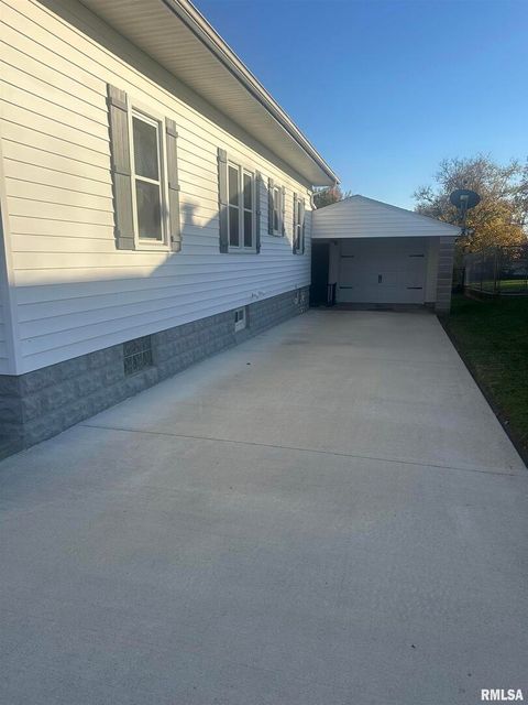 Tiny photo for 2125 DEWEY Street, Murphysboro, IL 62966 (MLS # EB460390)