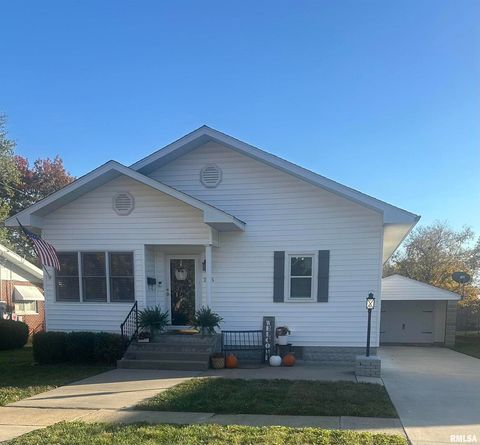 Photo of 2125 DEWEY Street, Murphysboro, IL 62966 (MLS # EB460390)