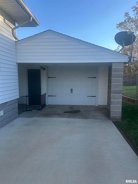 Tiny photo for 2125 DEWEY Street, Murphysboro, IL 62966 (MLS # EB460390)