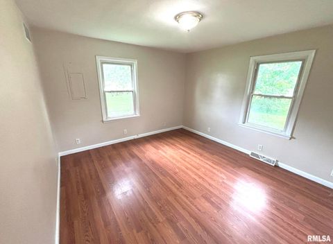 Tiny photo for 145 HICKORY, Salem, IL 62881 (MLS # EB459043)