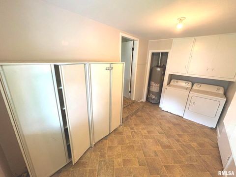 Tiny photo for 145 HICKORY, Salem, IL 62881 (MLS # EB459043)