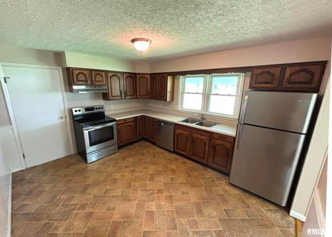 Tiny photo for 145 HICKORY, Salem, IL 62881 (MLS # EB459043)