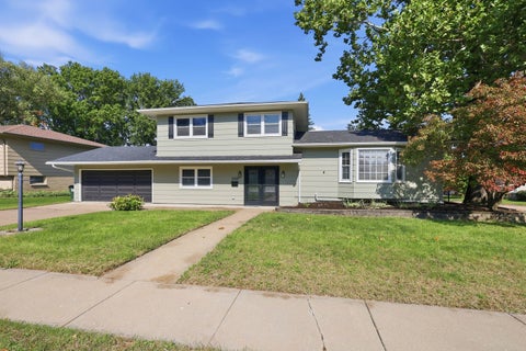 Photo of 2438 E Columbia Avenue, Davenport, IA 52803 (MLS # 12783145)