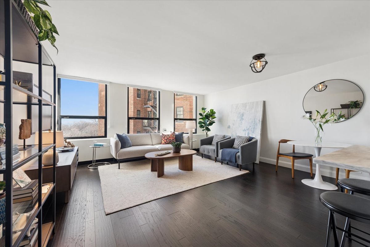 2626 N Lakeview Avenue 607