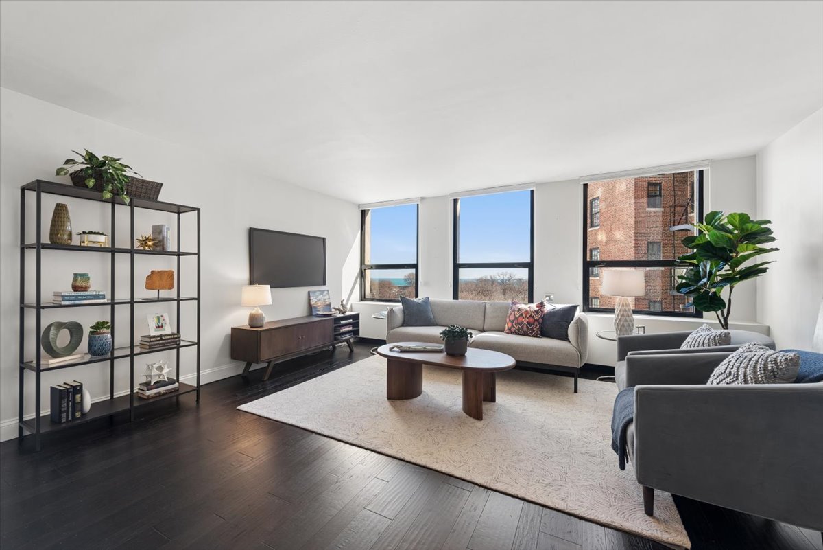 2626 N Lakeview Avenue 607