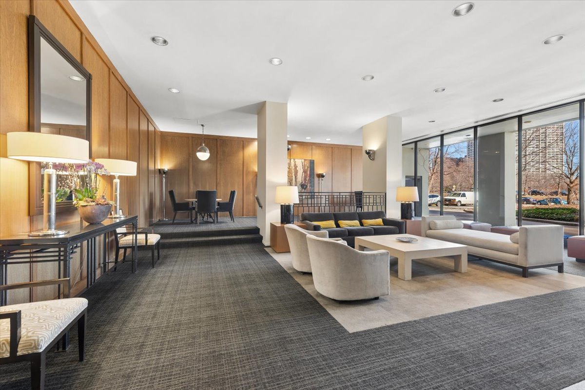 2626 N Lakeview Avenue 607