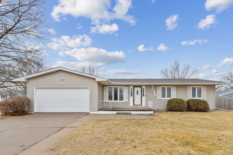 Photo of 205 Park Lane Circle, Eldridge, IA 52748 (MLS # 12580614)
