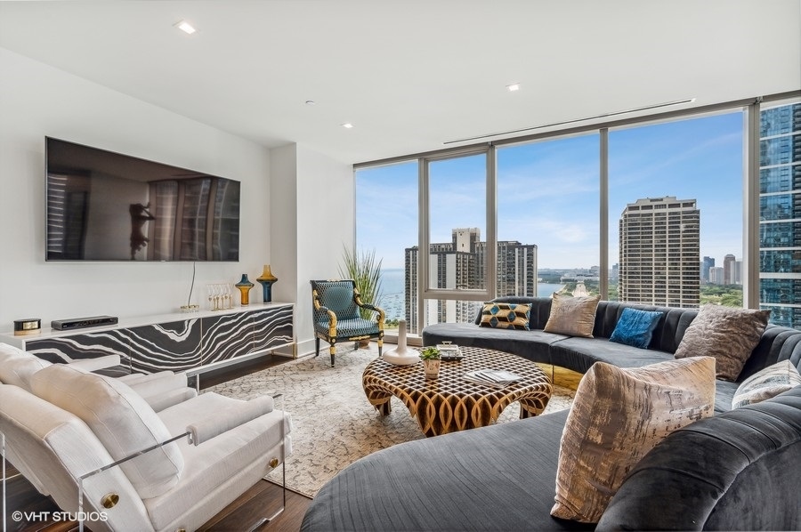363 E Wacker Drive 2103