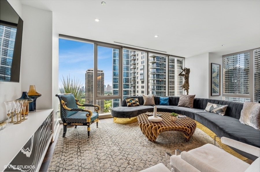 363 E Wacker Drive 2103