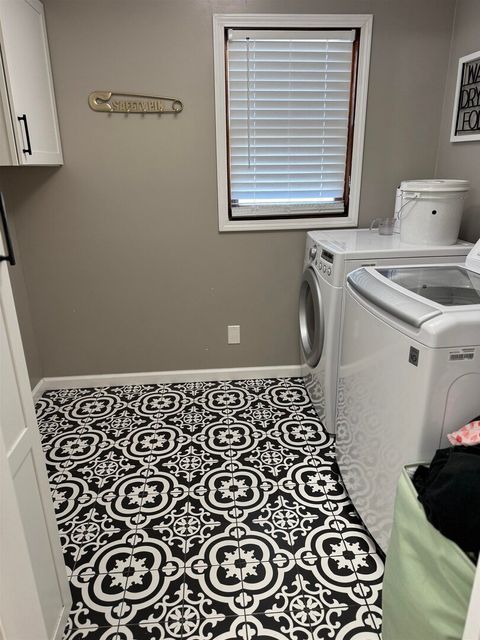 Tiny photo for 13645 Leisure Lane, Benton, IL 62812 (MLS # 100000585)