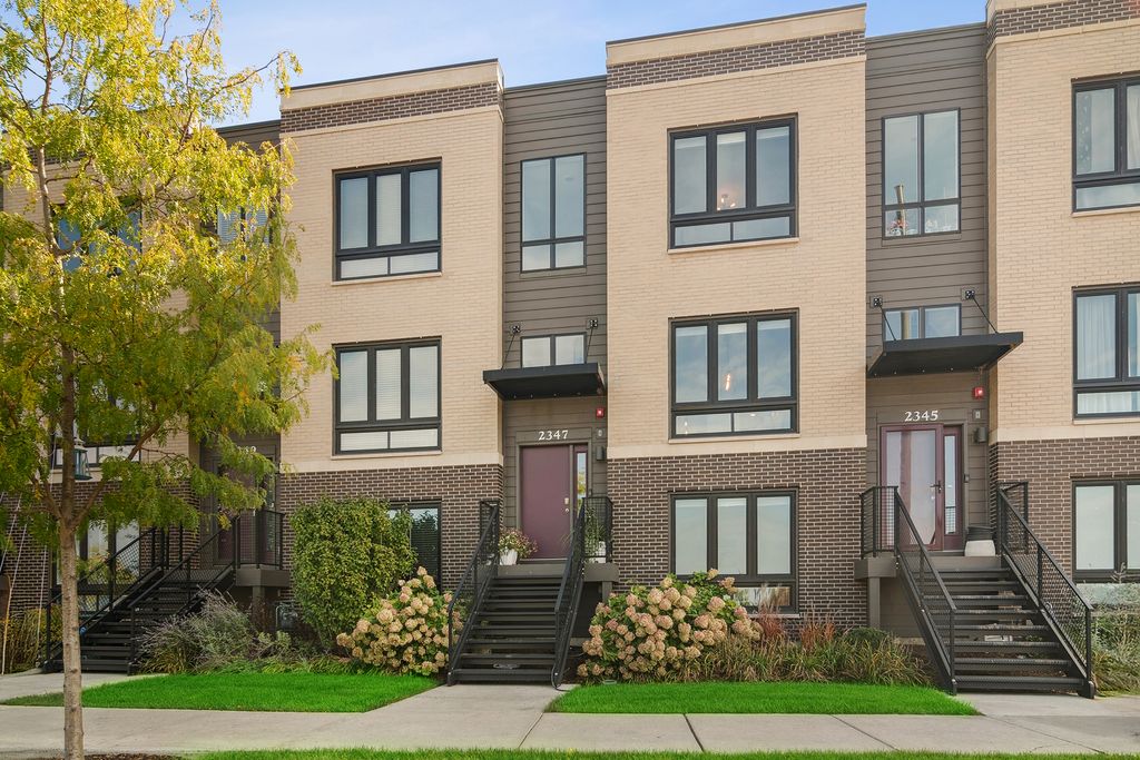 Photo for 2347 Parkside Drive, Schaumburg, IL 60173 (MLS # 12495856)