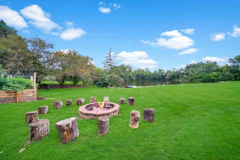 Tiny photo for 8 Lakeside Drive, South Barrington, IL 60010 (MLS # 12706322)